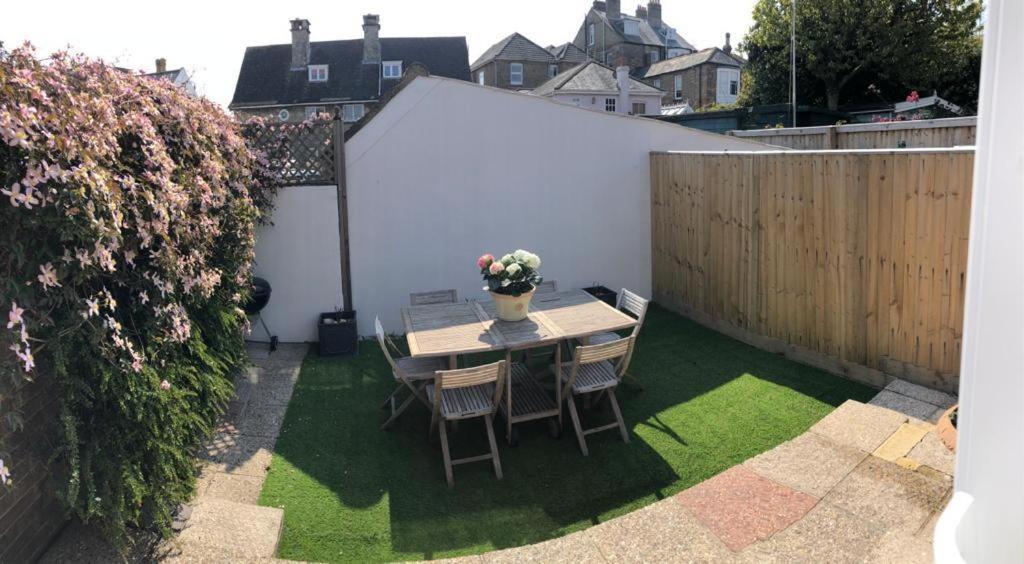 Trafalgar, Lovely Ground Floor Flat With Outside Patio Garden, Minutes Walk To Seafront 시뷰 외부 사진